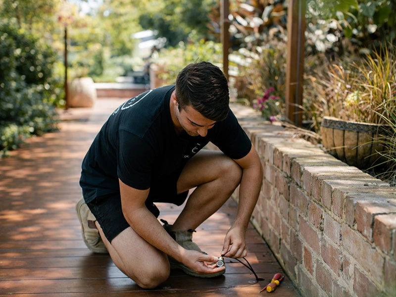 outdoor-garden-light-installation-deck